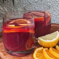 Die spanische Sangria wird aus Rotwein, Apfel, Limetten, Nektarinen und einem Hauch Cointreau gemacht. (Foto: Doreen Hassek/hauptstadtkueche.blogspot.com/dpa-tmn)