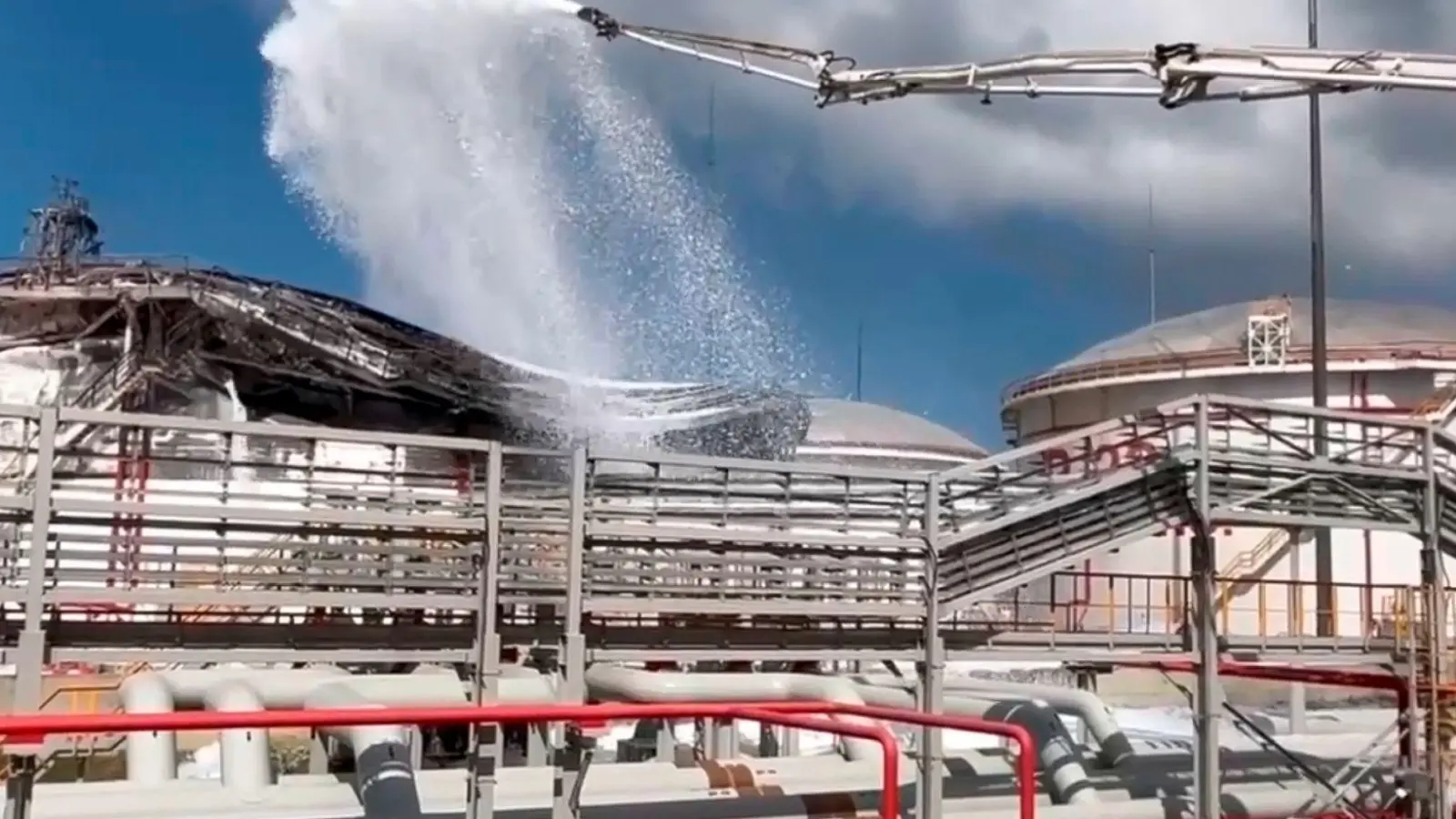 In der Region Krasnodar hat ein ukrainischer Drohnenangriff erneut ein Lager mit Erdölprodukten getroffen. (Archivbild) (Foto: Uncredited/Russian Emergency Ministry Press Service/AP/dpa)