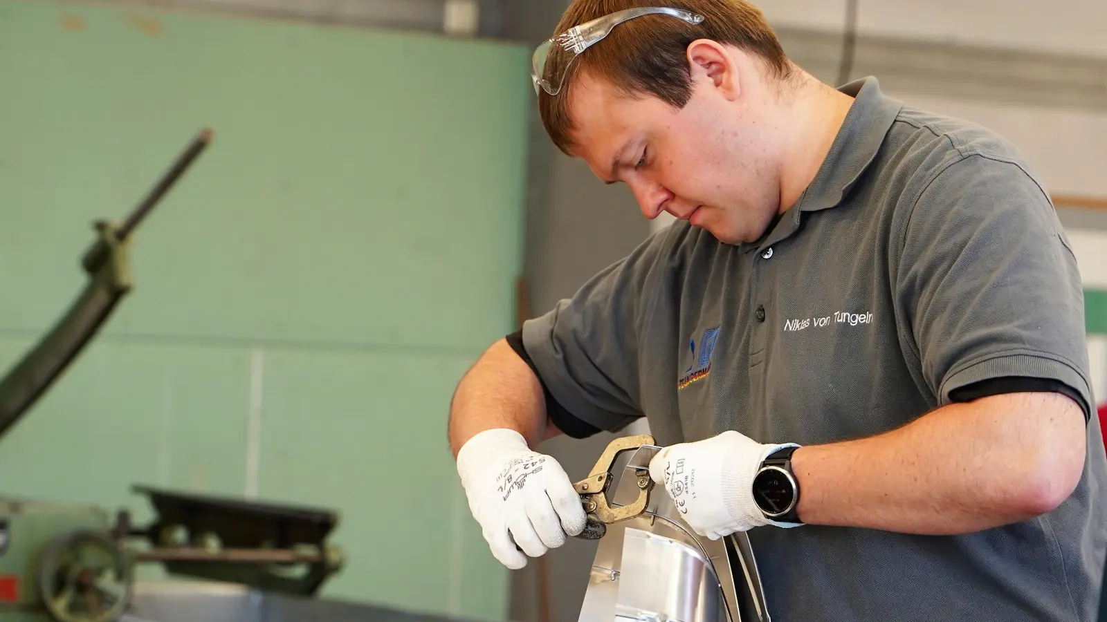 Niklas von Tungeln biegt das Blech für die Verschalung. (Foto: Hedler)