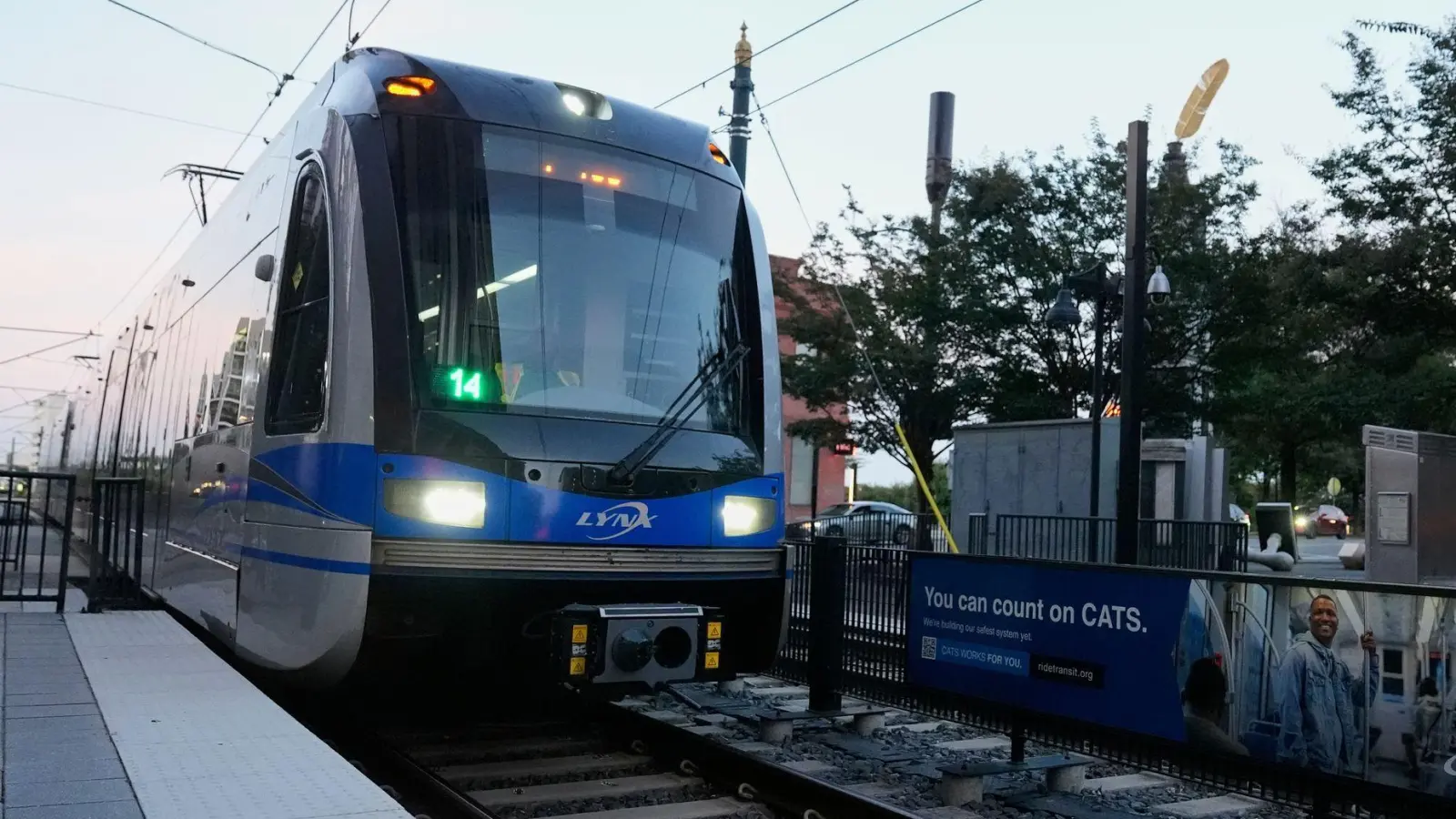 In einer Stadtbahn in den USA kam es zu einem tödlichen Angriff auf eine junge Frau. (Foto: Erik Verduzco/AP/dpa)