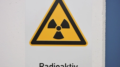 Ein Schild mit der Aufschrift „radioaktiv” hängt im Labor im Bundesamt für Strahlenschutz . (Foto: Malin Wunderlich/dpa)