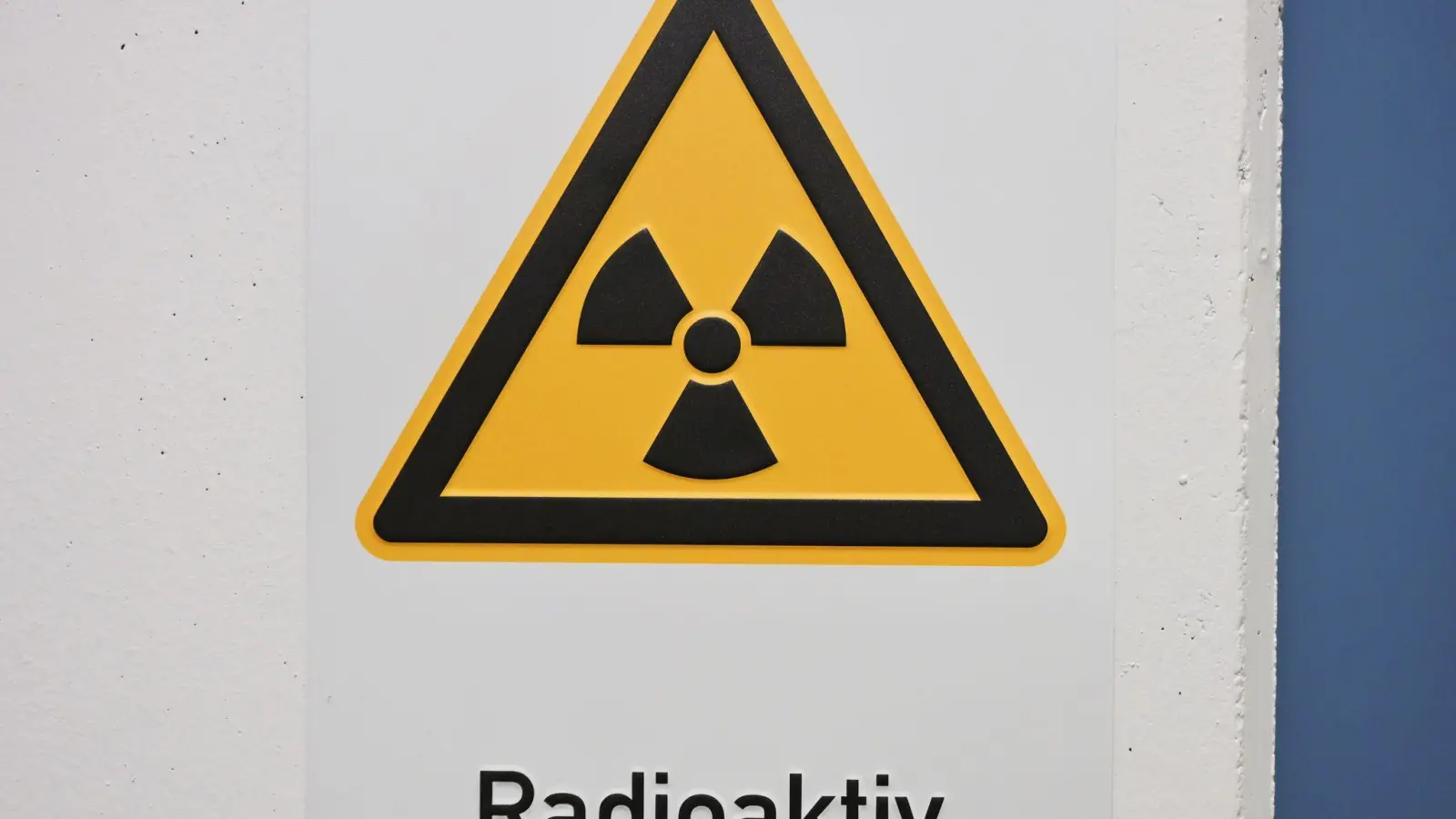 Ein Schild mit der Aufschrift „radioaktiv” hängt im Labor im Bundesamt für Strahlenschutz . (Foto: Malin Wunderlich/dpa)