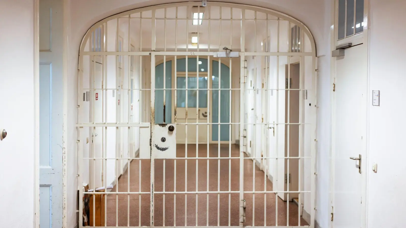 Eine geschlossene Pforte in einer Justizvollzugsanstalt. (Foto: Frank Molter/dpa/Symbolbild)