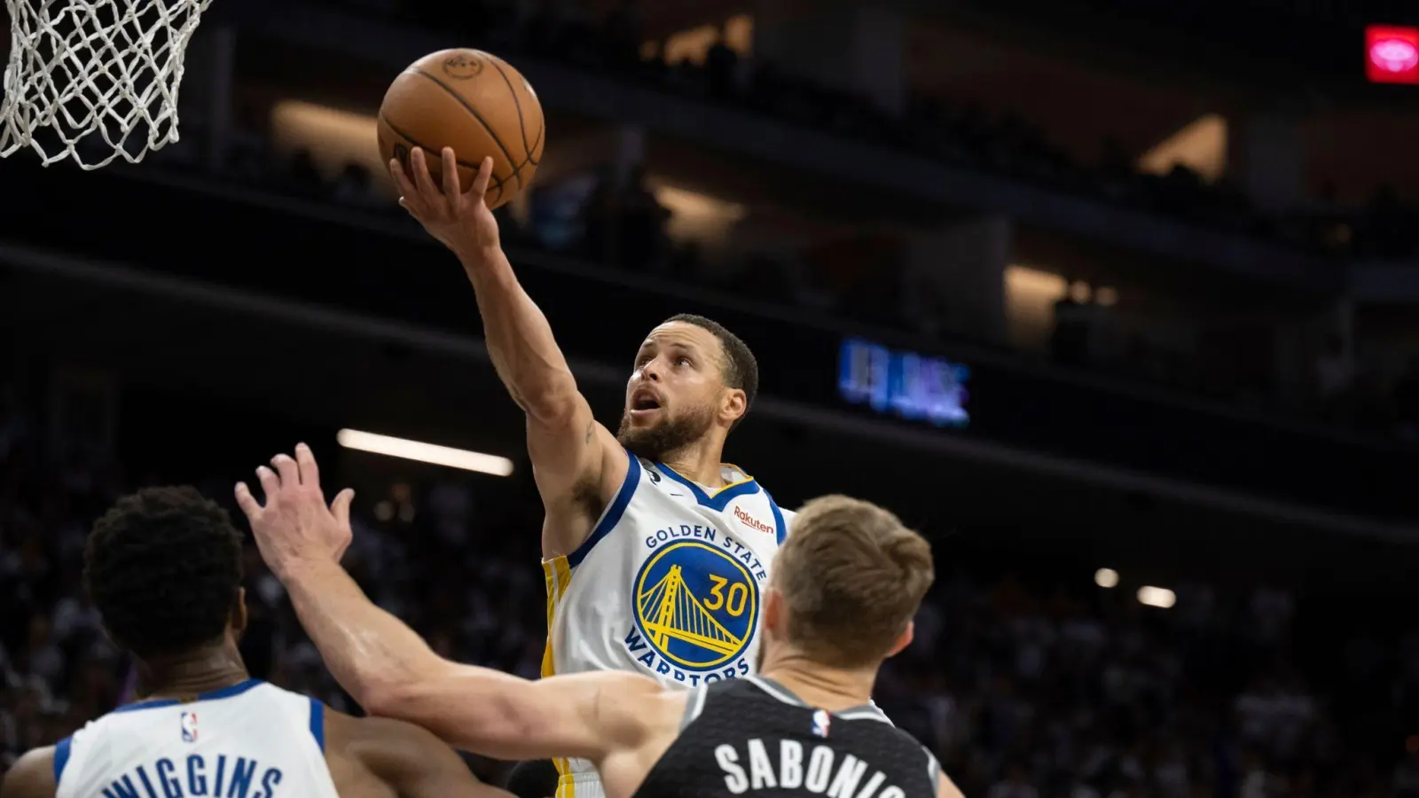 Stephen Curry (M.) überragte gegen die Sacramento Kings. (Foto: José Luis Villegas/AP/dpa)