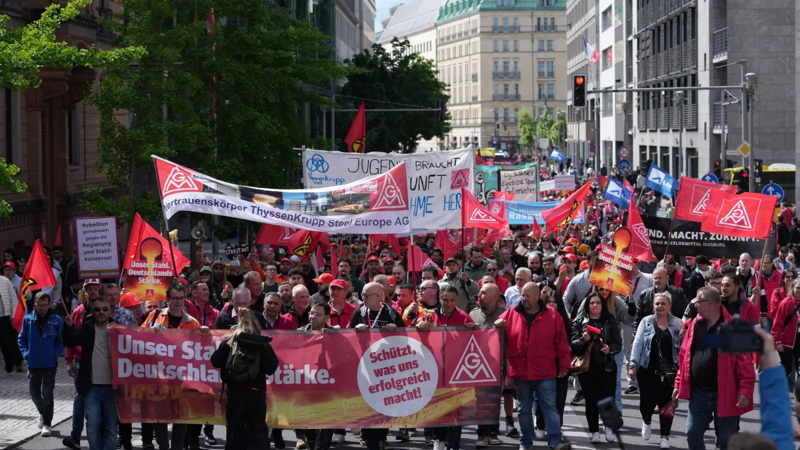 Nach Angaben der IG Metall beteiligten sich in Berlin rund 1.700 Beschäftigte aus mehr als 40 Betrieben. (Foto: Sven Kaeuler/dpa)