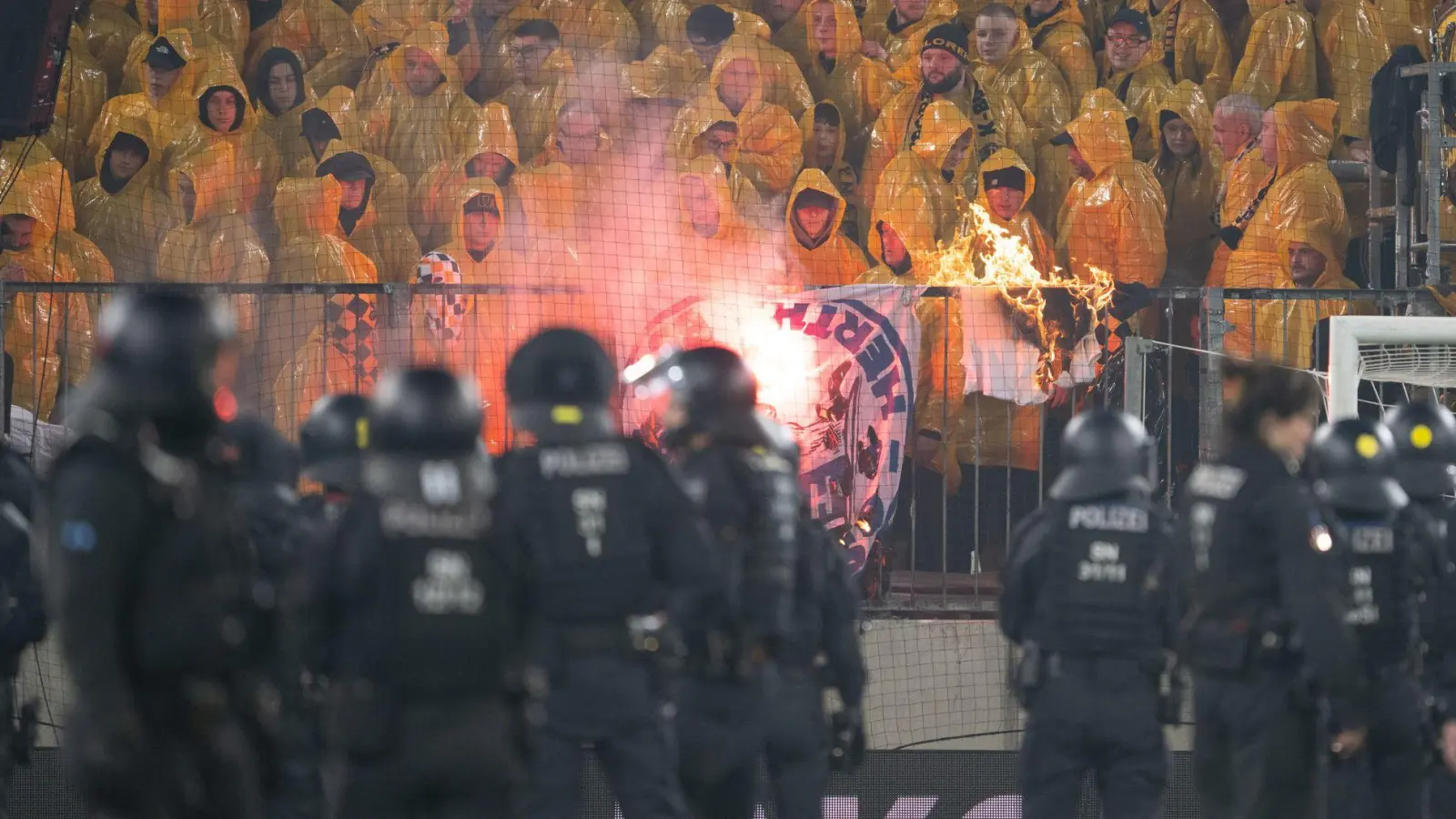 Beim Zweitliga-Spiel zwischen Dynamo Dresden und Hertha BSC kam es zu Ausschreitungen. (Foto: Sebastian Kahnert/dpa)