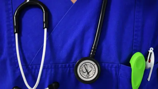 Ein Stethoskop hängt um den Hals eines Arztes. (Foto: Soeren Stache/dpa-Zentralbild/ZB/Symbolbild)