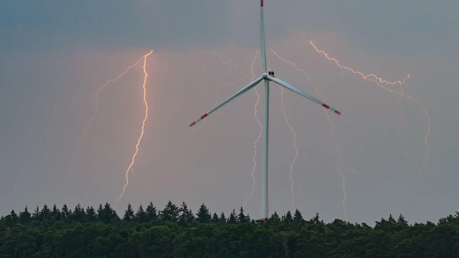  Schon am Samstag streiften erste Tiefausläufer den Norden. (Foto: Patrick Pleul/dpa)
