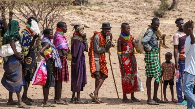 Dürre in Kenia: Menschen stehen in der Region Turkana Schlange, um Hilfsgüter vom Welternährungsprogramm zu erhalten.  (Foto: Patrick Ngugi/AP/dpa)