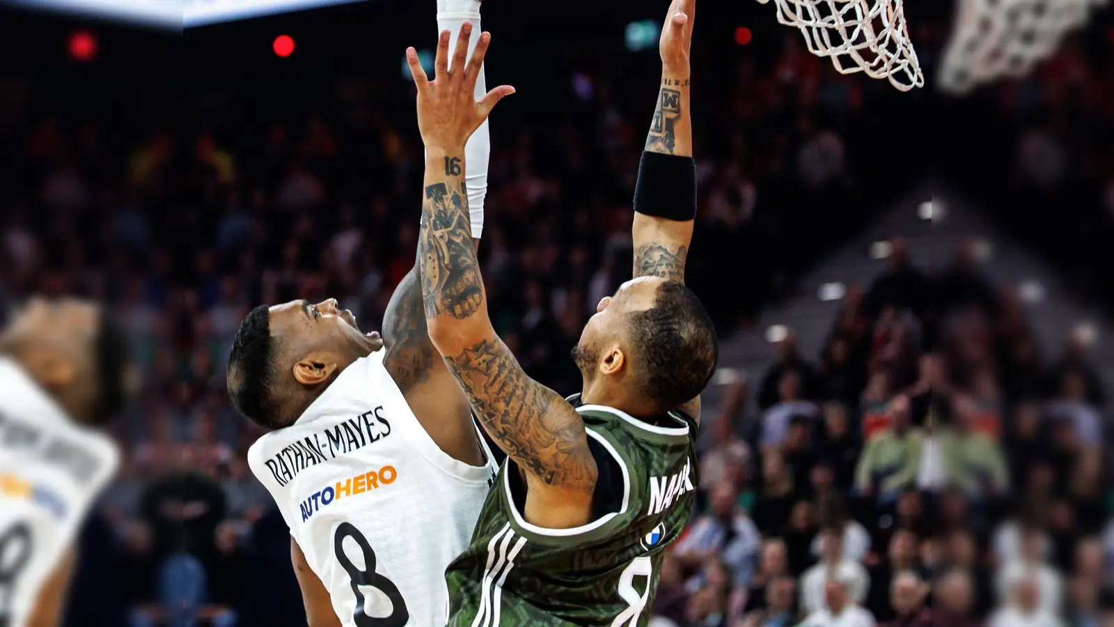 Hier noch Gegenspieler: Xaver Rathan-Mayes (links) wechselt zum FC Bayern. (Foto: Matthias Balk/dpa)