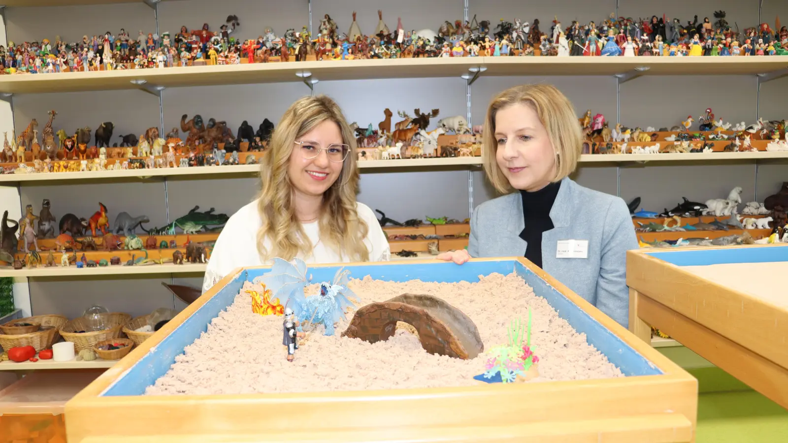 Mit altersgerechten Mitteln helfen die junge Medizinerin Anika Schwarzkopf (links) und Chefärztin Dr. Kathrin Herrmann (rechts) Kindern und Jugendlichen mit psychischen Problemen. (Foto: Thomas Schaller)