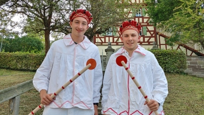 Jannik Oeser (links) und Lukas Jörk sind heuer am Kirchweihmontag die Burgbernheimer Zieler. (Foto: Katrin Merklein)