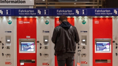 „D-Ticket“ steht auf den Monitoren von Fahrkartenautomaten in einem Bahnhof. (Foto: Thomas Banneyer/dpa)
