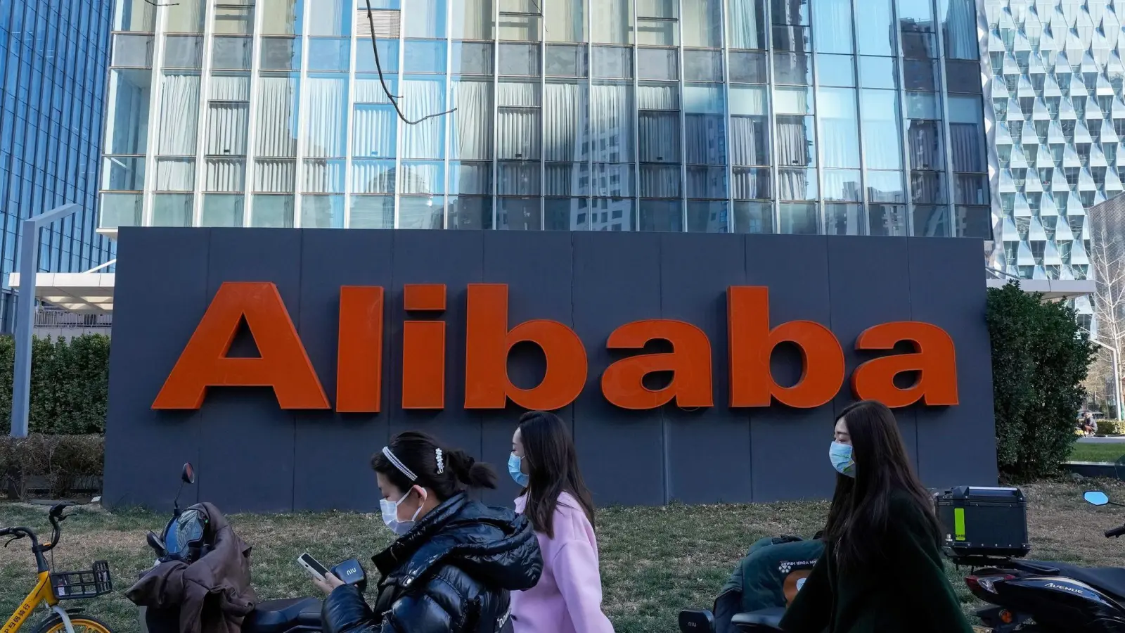 Die Büros des chinesischen E-Commerce-Unternehmens Alibaba in Peking. (Foto: Andy Wong/AP/dpa)