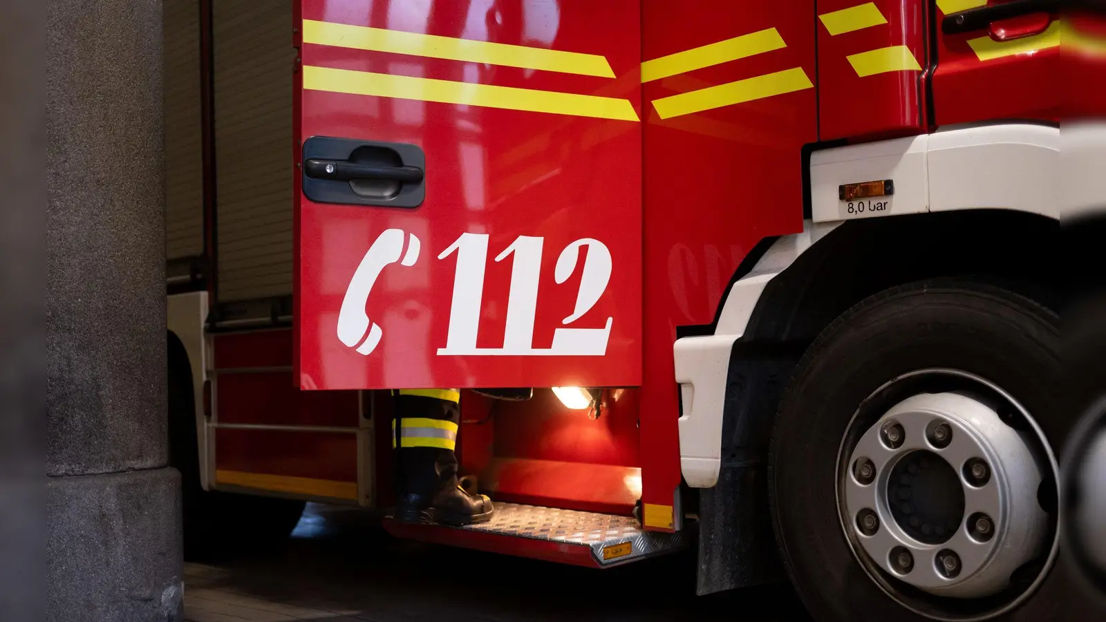 Die Feuerwehr kommt zur Rettung und hilft dem Handwerker aus seiner misslichen Lage. (Symbolbild) (Foto: Niklas Treppner/dpa)
