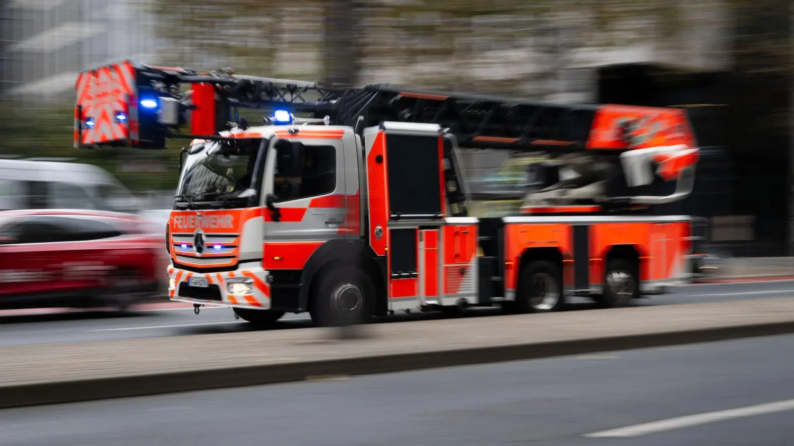 Die Feuerwehr musste mehrere Bewohner mit der Drehleiter aus dem Haus befreien. (Symbolbild) (Foto: Boris Roessler/dpa)