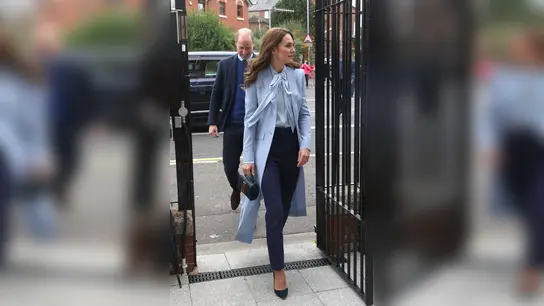 Zu Gast in Belfast: Prinzessin Kate schreitet vorweg, Prinz William folgt ihr. (Foto: Liam Mcburney/PA Wire/dpa)