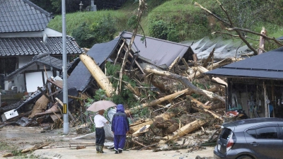 Der Taifun „Lan“ ist in Japan auf Land getroffen - und hat teils für schwere Verwüstungen gesorgt. (Foto: Uncredited/Kyodo News/AP/dpa)