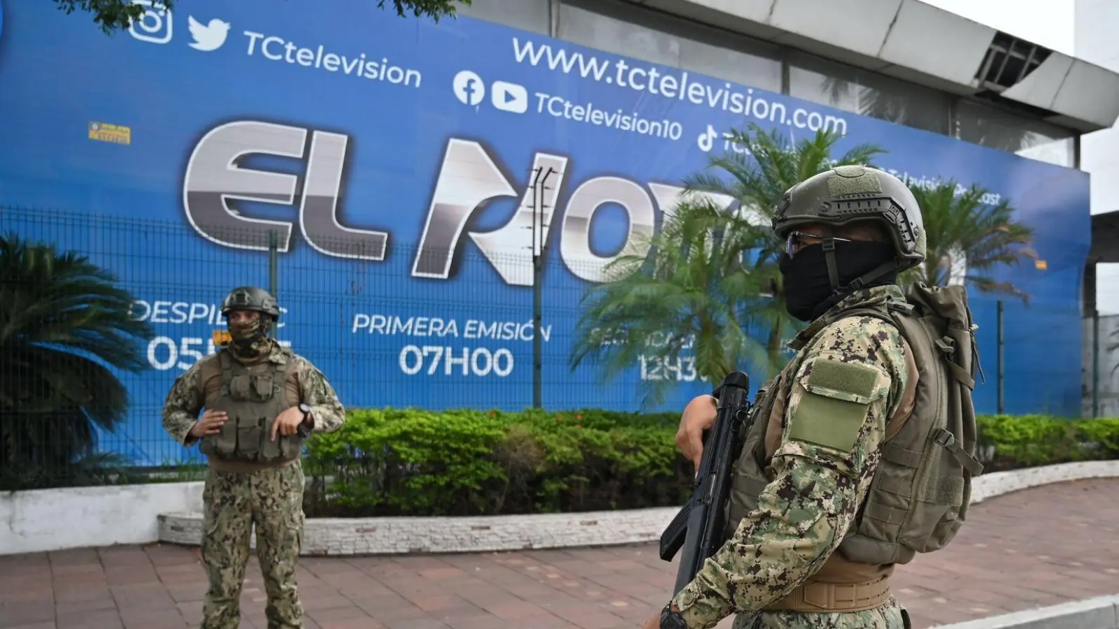 Soldaten am Fernsehsender TC, in den Bewaffnete während einer Live-Übertragung eingedrungen sind. (Foto: Stringer/dpa)