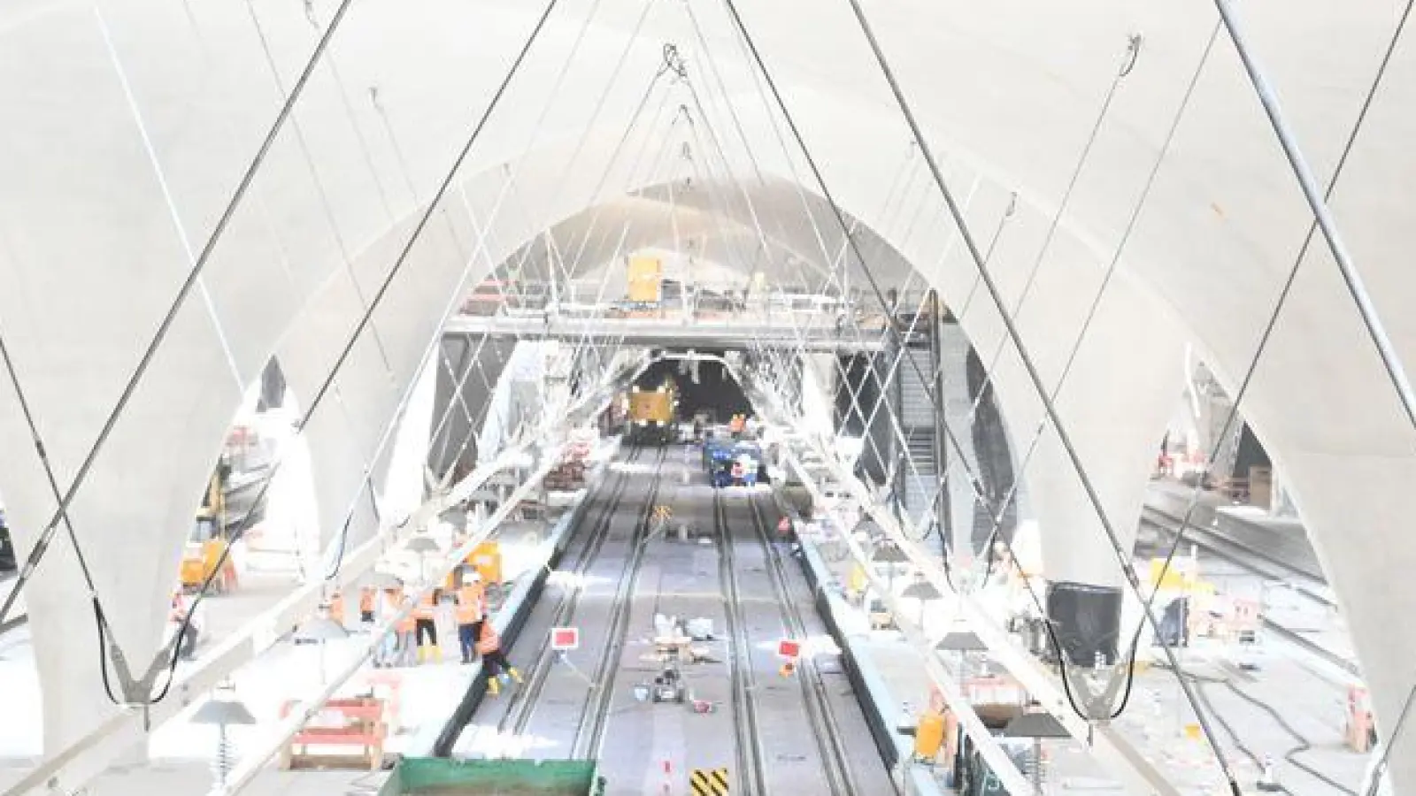 Ab Dezember 2026 sollen Züge des Fernverkehrs zum größten Teil im neuen Stuttgarter Tiefbahnhof enden. Der Regionalverkehr muss laut Bahn aber noch zum Teil bis Juli 2027 in den alten Kopfbahnhof fahren. (Archivbild) (Foto: Bernd Weißbrod/dpa)