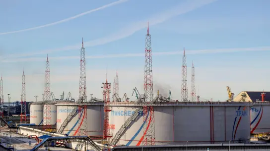 Tanks des russischen Staatsunternehmens Transneft<br>im Ölterminal von Ust-Luga. Die EU-Staaten haben sich auf die Höhe eines Preisdeckels für russisches Öl geeinigt. (Foto: Stringer/dpa)