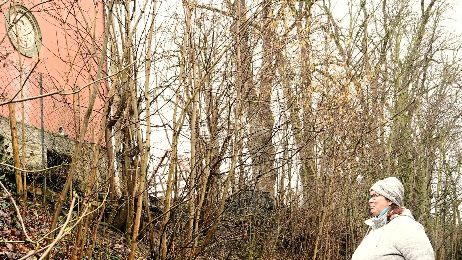 Bei einem ihrer Spaziergänge hat sie es entdeckt: das steinerne Medaillon am Gärtnerturm. Alexandra Raidel forschte nach und schon war ein neues Thema für eine ihrer Doerfler-Wanderungen gefunden. Von April bis Oktober lädt sie einmal pro Monat dazu ein. (Foto: Simone Hedler)