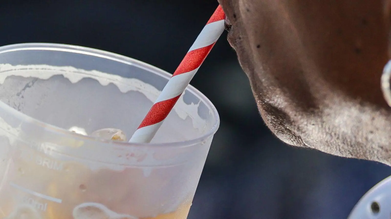 Gerade wer einen empfindlichen Magen-Darm-Trakt hat, verzichtet besser auf eisgekühlte Getränke an heißen Tagen.  (Foto: Frank Molter/dpa/dpa-tmn)