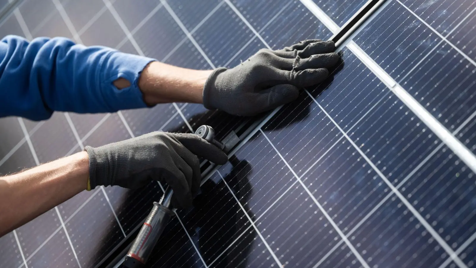 Photovoltaikanlagen sind von deutschen Dächern kaum mehr wegzudenken und liefern ordentlich Strom. Die Einnahmen aus dem Verkauf von Solarstrom können von der Einkommensteuer befreit sein. (Foto: Marijan Murat/dpa/dpa-tmn)