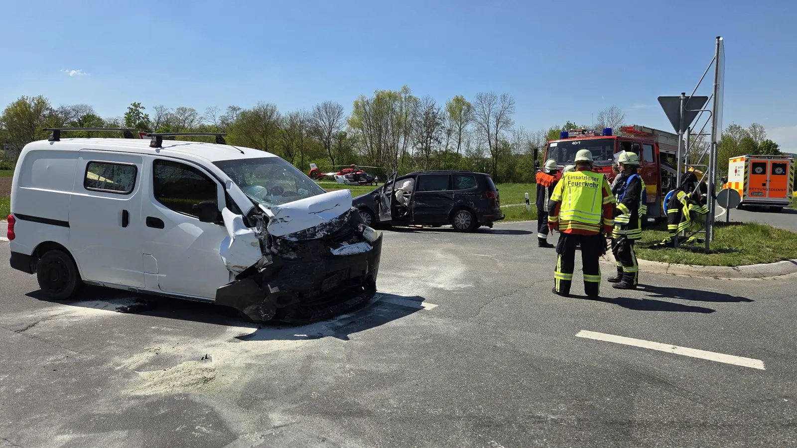 An der Abzweigung in Richtung Sugenheimer Sportplatz hat es auf der Staatsstraße zwischen Sugenheim und Langenfeld am Dienstagnachmittag heftig gekracht. (Foto: Kreisfeuerwehrverband/Rainer Weiskirchen)