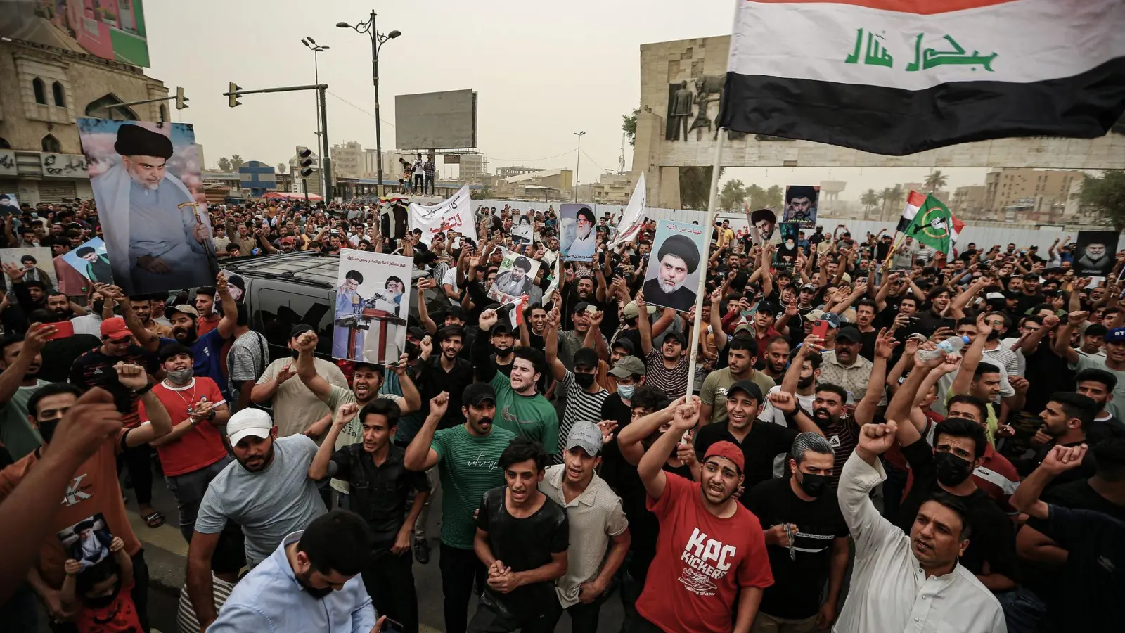 Anhänger des schiitischen Geistlichen al-Sadr nehmen an einer Kundgebung auf dem Tahrir-Platz teil. (Foto: Ameer Al-Mohammedawi/dpa)