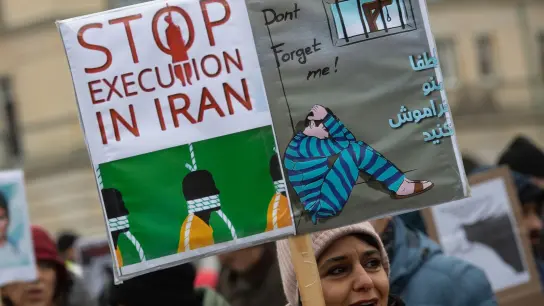 „Stoppt die Hinrichtung in Iran“: Protestaktion gegen das Iran-Regime auf dem Pariser Platz in Berlin. (Foto: Paul Zinken/dpa)