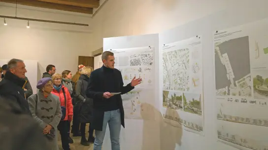 Die Studierenden durften Visionen für Rothenburg entwickeln. Carlos Schrewe, erläuterte die als besonders gelungen gewerteten Arbeiten. (Foto: Elke Walter)