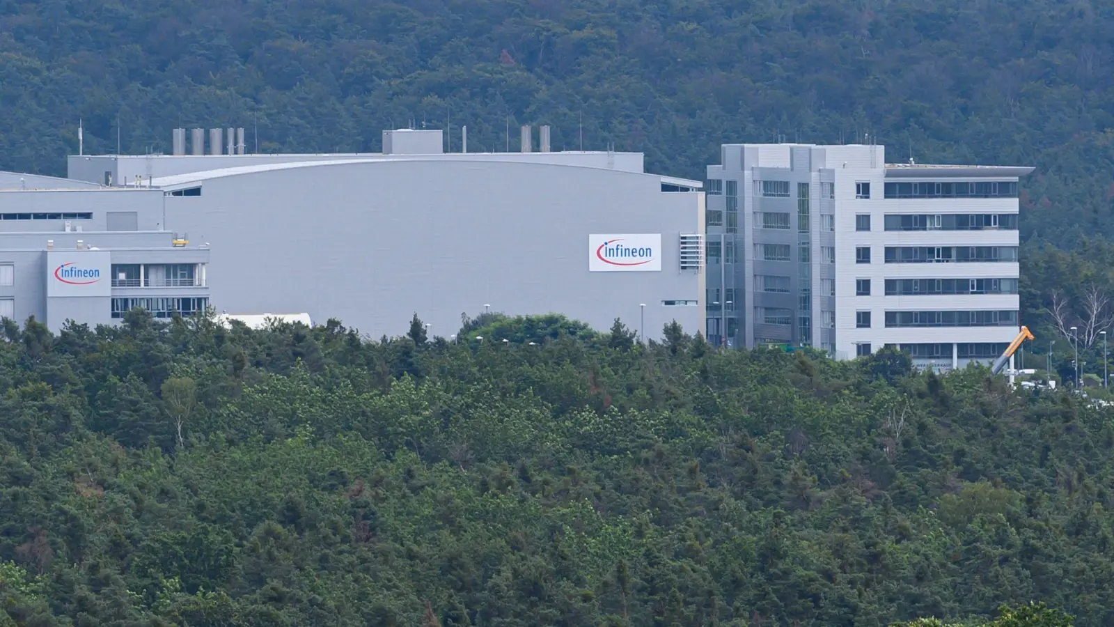 Blick auf das Firmengebäude von Infineon in Dresden. (Foto: Robert Michael/dpa-Zentralbild/dpa/Archivbild)