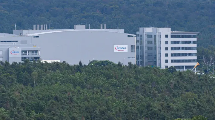 Blick auf das Firmengebäude von Infineon in Dresden. (Foto: Robert Michael/dpa-Zentralbild/dpa/Archivbild)