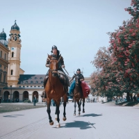 Ein Video von Reitern im Münchner Hofgarten ist Teil von Kratzers Inszenierung.  (Foto: Braun, Dahl, Bebi/Bayerische Staatsoper/dpa)