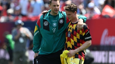 Der eine war Nationaltorwart, der andere will es werden: Manuel Neuer (l) und Jonas Urbig. (Archivbild) (Foto: Federico Gambarini/dpa)