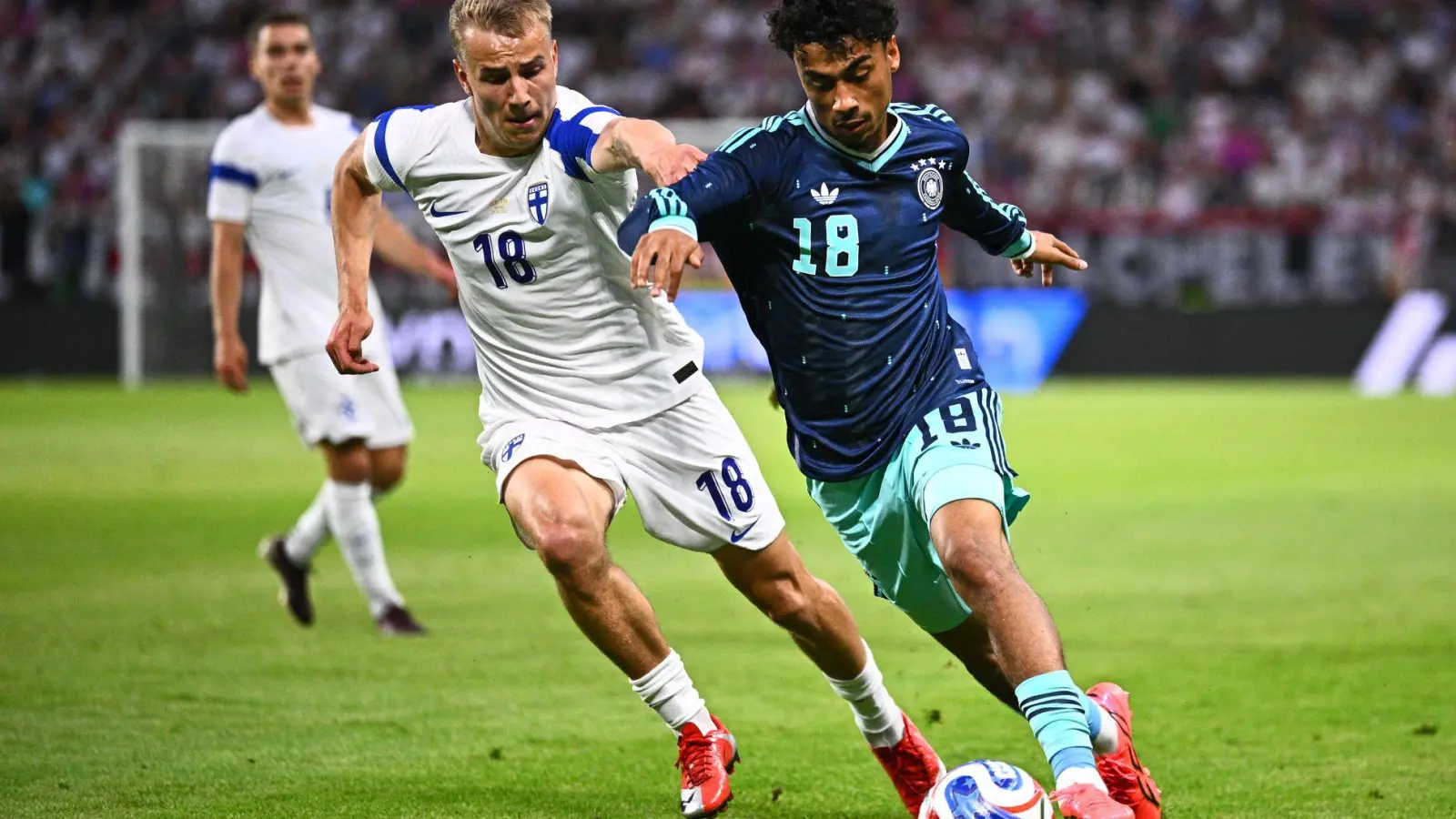 Jung, schnell und umworben: Nathaniel Brown (r) in Aktion beim 4:0 gegen Finnland. (Archivild) (Foto: Tom Weller/dpa)