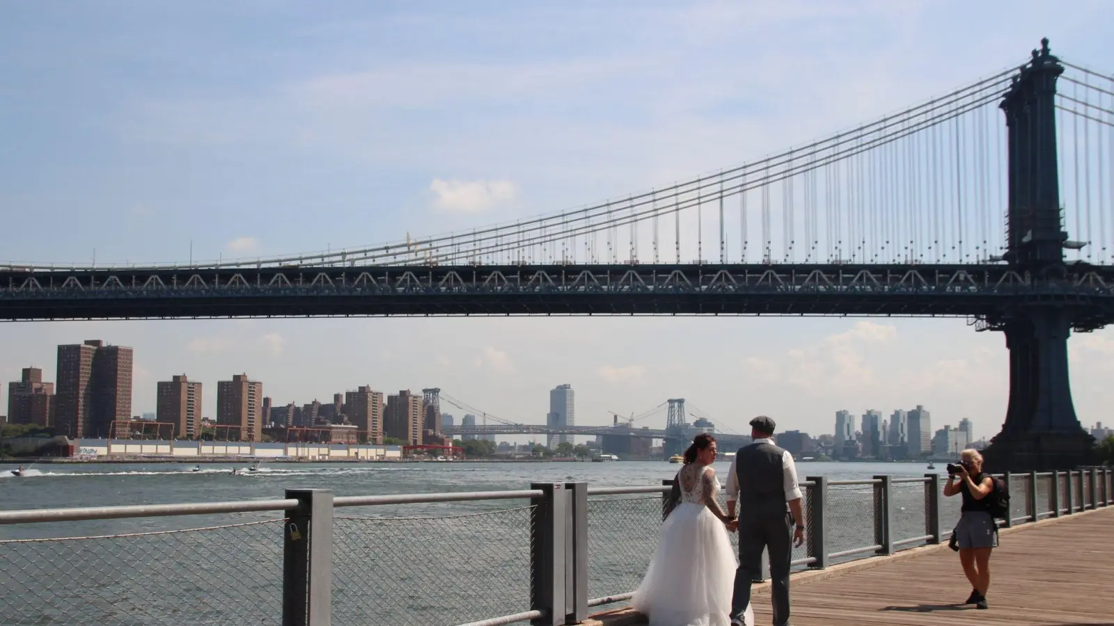 Eine Traumhochzeit vor der Skyline von Manhattan - das wünschen sich viele Paare. (Foto: Christina Horsten/dpa)