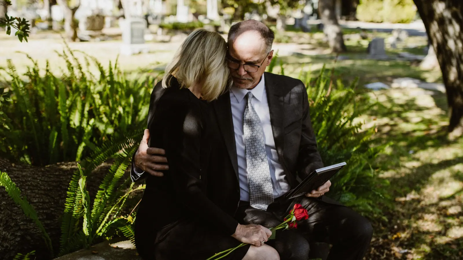 Wenn ein geliebter Mensch gestorben ist, helfen örtliche Bestatter gerne und vertrauensvoll weiter. (Foto: Pexels)