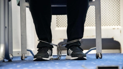 Die Angeklagte wurde zu Prozessbeginn mit Fußfesseln in den Gerichtssaal gebracht. (Archivbild) (Foto: Pia Bayer/dpa)