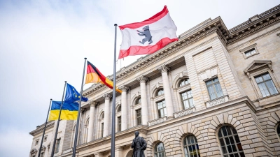 Die Berliner Flagge weht vor der Wiederholungswahl vor dem Berliner Abgeordnetenhaus. Am 16. März 2023 sollen die neugewählten Abgeordneten des Landesparlaments nach der Wiederholungswahl erstmals zusammenkommen. (Foto: Fabian Sommer/dpa)