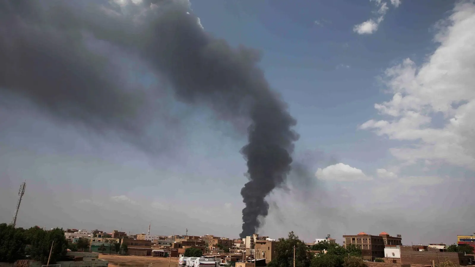 Rauch steigt auf, während die Kämpfe zwischen der sudanesischen Armee und den paramilitärischen Rapid Support Forces weitergehen. (Foto: Uncredited/AP/dpa)