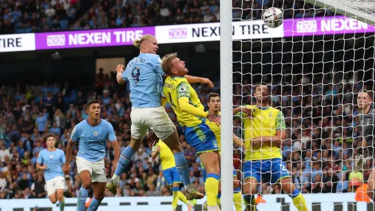 Erling Haaland (M/9) erzielt das 3:0 für Manchester City gegen Nottingham. (Foto: Simon Bellis/CSM via ZUMA Press Wire/dpa)
