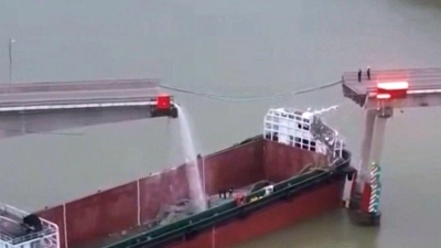 Vorläufigen Ermittlungen zufolge stürzten zwei Fahrzeuge ins Wasser, drei weitere fielen auf das Schiff. (Foto: Uncredited/CCTV via AP/dpa)