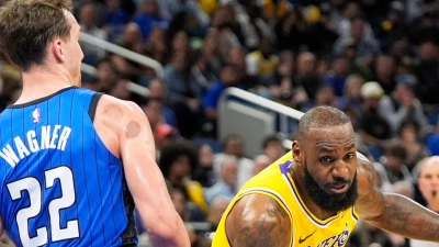 Im Duell mit den ganz Großen wie LeBron James: Franz Wagner. (Foto: John Raoux/AP/dpa)