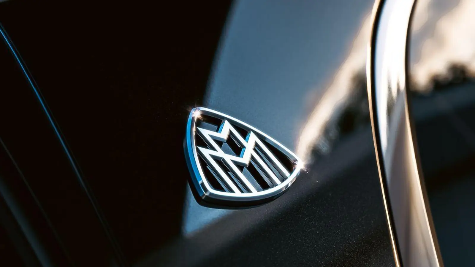 Das Logo sagt: Luxus. Mercedes plant für den elektrischen VLS eine Maybach-Version ab 2027 – als „Private Lounge“ auf Rädern. (Foto: Mercedes Benz AG/dpa-tmn)