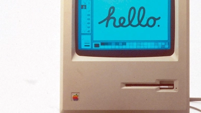 Der erste Mac. Er wurde vor 40 Jahren - am 24. Januar 1984 - von Apple-Mitbegründer Steve Jobs in Cupertino der Öffentlichkeit vorgestellt. (Foto: Apple/dpa)