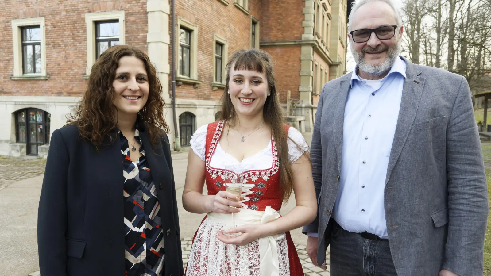 Charlotte Seiferlein (Mitte) gratulierten zum Erfolg Fachbetreuerin Jennifer Zinser und stellvertretender Schulleiter Tobias Völker: (Foto: Elke Federhofer)
