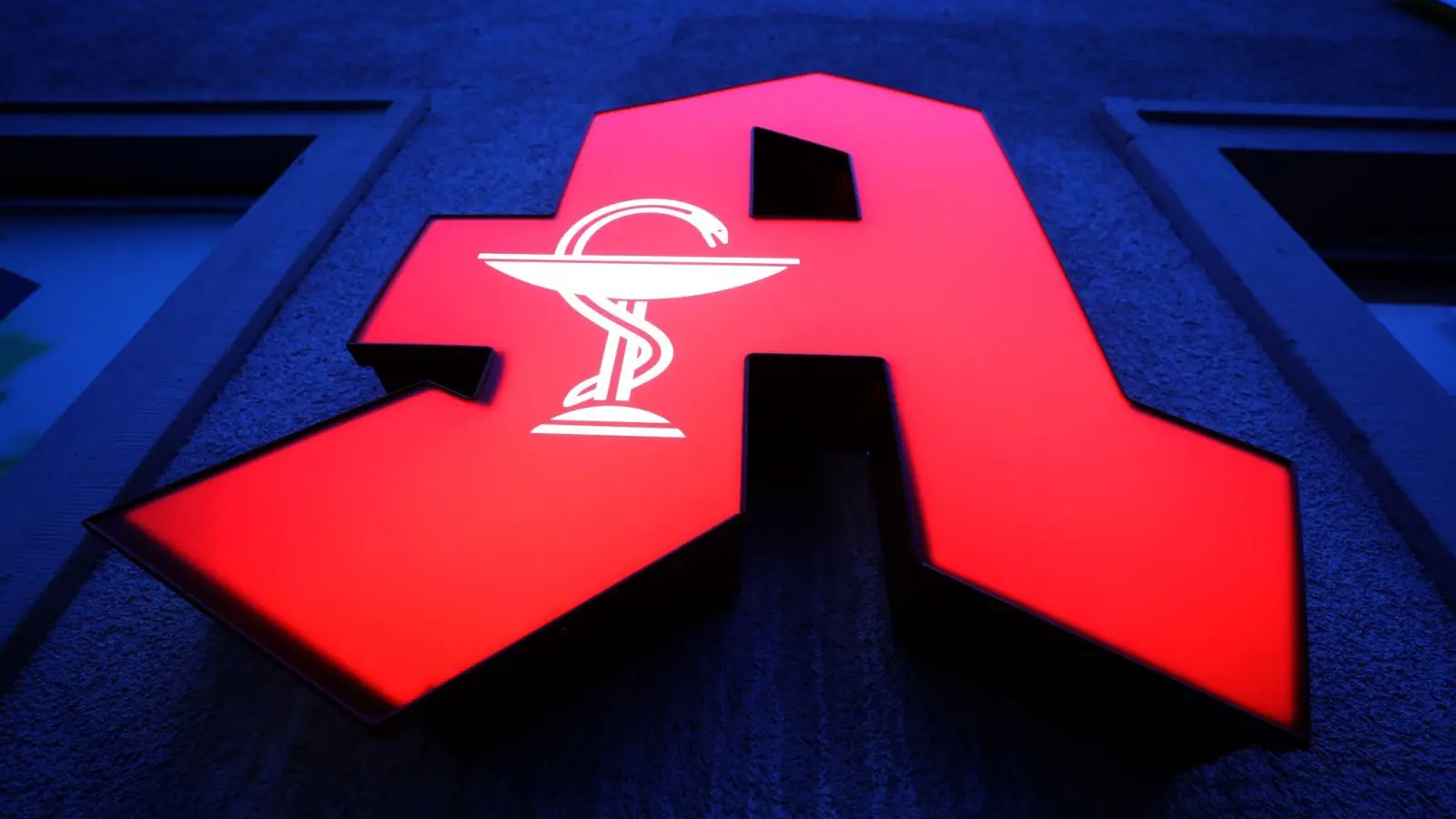 Ein großes rotes „A“ leuchtet vor einer Apotheke. (Foto: Bernd Wüstneck/dpa/Symbolbild)