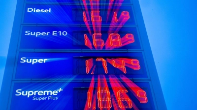 Die Spritpreise im Januar lagen deutlich über denen des Dezembers. (Archivbild) (Foto: Jens Büttner/dpa)